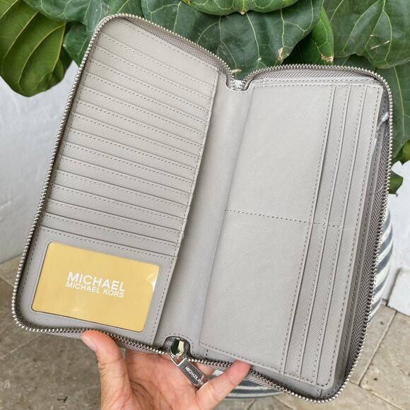 Only 1‼️ Michael Kors Jet Set Travel LG Travel Wallet IN Bright White - Picture 6 of 9